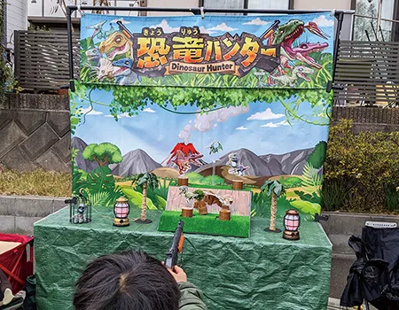 地域自治体イベントで行列ができる恐竜ハンター射的