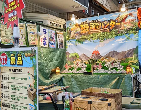 地域イベントで行列ができる恐竜ハンター射的