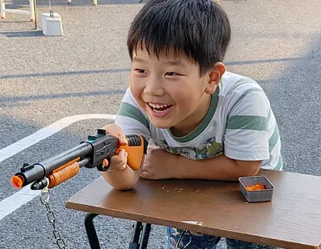 恐竜ハンター射的を楽しむ子どもたち