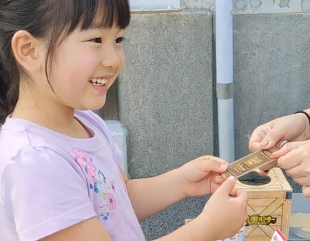 恐竜カードを受け取る子どもたち