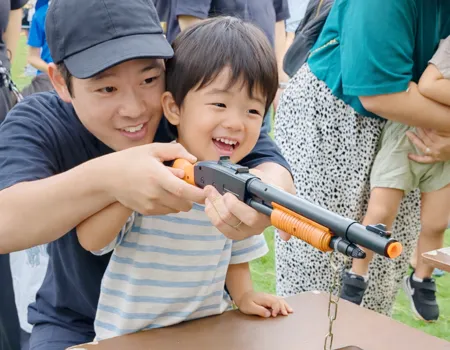 恐竜ハンター射的を楽しむ親子