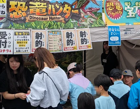 恐竜ハンター射的レンタルに集まる子どもたち
