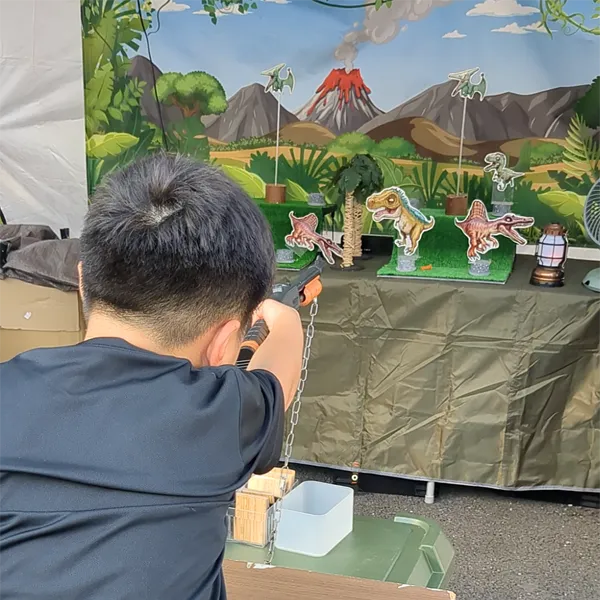 恐竜ハンター射的を楽しむ子どもたち